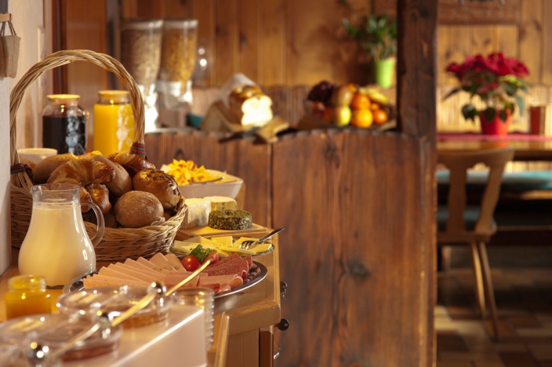 boulangerie-CARCES-min_breakfast_buffet_food_restaurant_meal_hotel_plate_fresh-718745